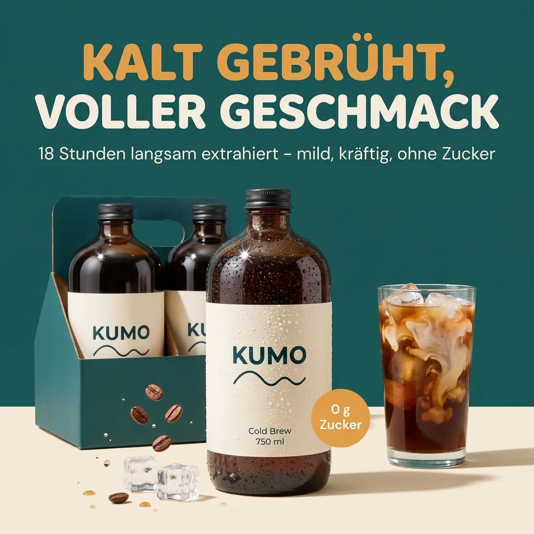 Amazon-Produktbild für die erfundene Demo-Marke KUMO, mit Torch erzeugt: Cold-Brew-Kaffee in Glasflaschen mit Träger und einem Glas Eiskaffee, ohne Zucker