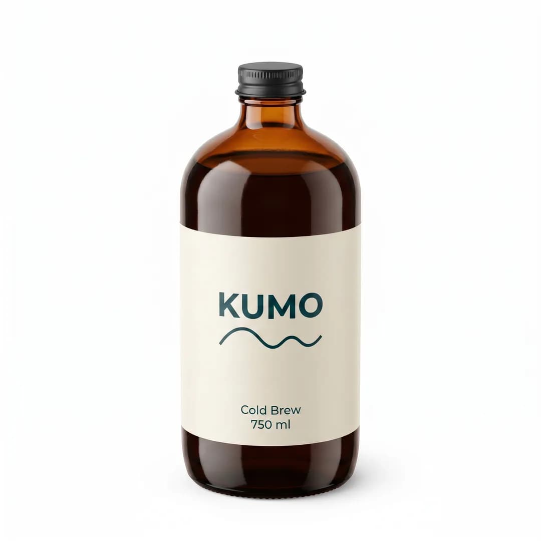 Packshot für die erfundene Demo-Marke KUMO, mit Torch erzeugt: braune Glasflasche Cold Brew, 750 ml, auf Weiß