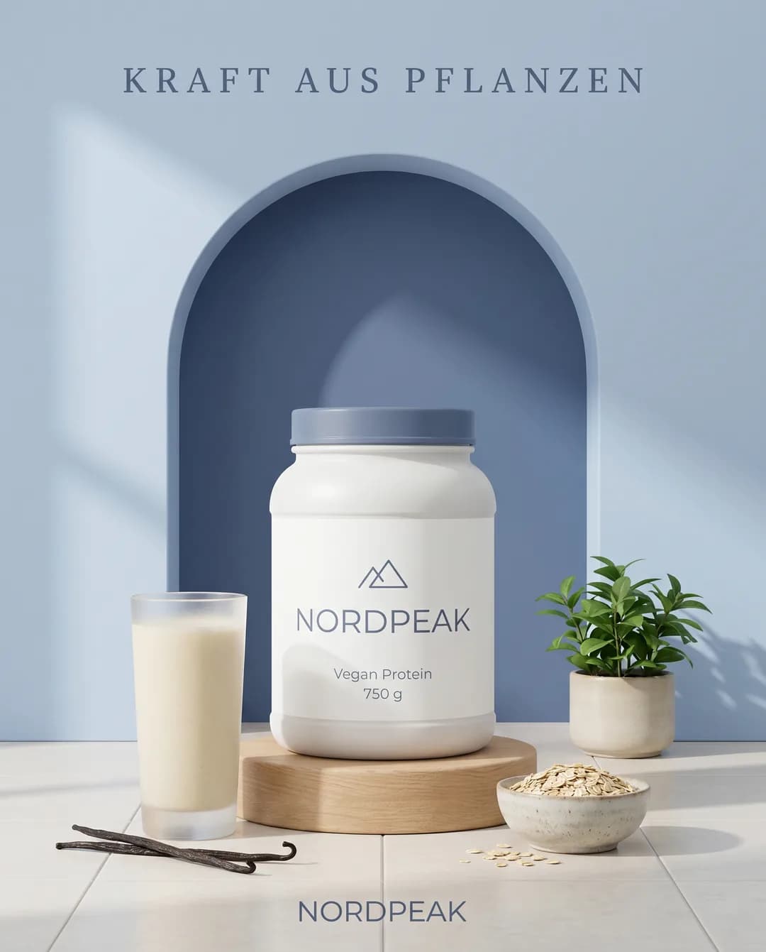 Social-Media-Motiv für die erfundene Demo-Marke NORDPEAK, mit Torch erzeugt: Dose veganes Proteinpulver in einem blauen Rundbogen, daneben ein Glas Shake