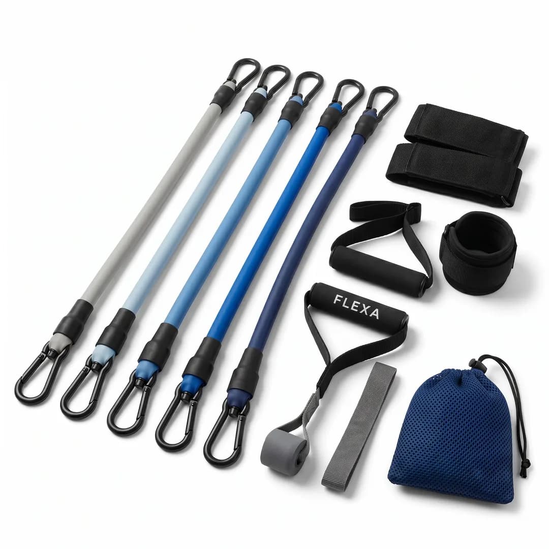 Packshot für die erfundene Demo-Marke FLEXA, mit Torch erzeugt: fünf Widerstandsbänder mit Griffen, Fußschlaufen, Türanker und Beutel auf Weiß